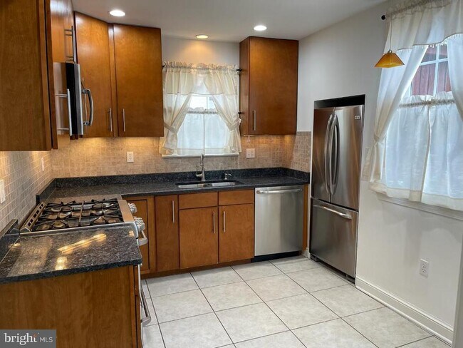 Foto del edificio - 4523 Alton Pl NW