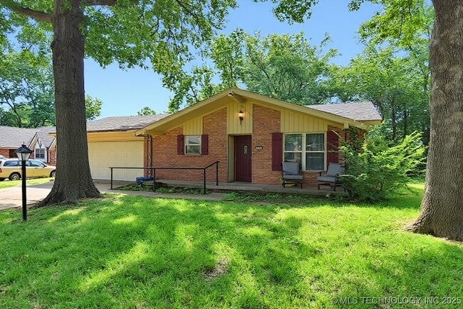 Building Photo - 513 N Village Pl