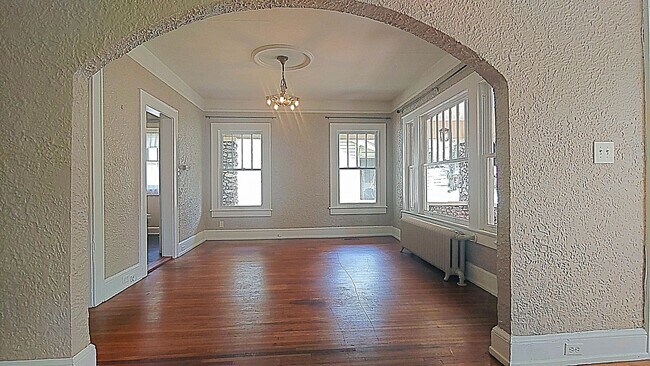 Building Photo - 3 BR, 1.5 Bungalow Available in Glen Iris