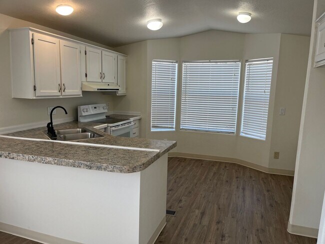 Foto del edificio - ***2 BEDROOM/1 BATH - CORNER LOT - CORDES LAKES***