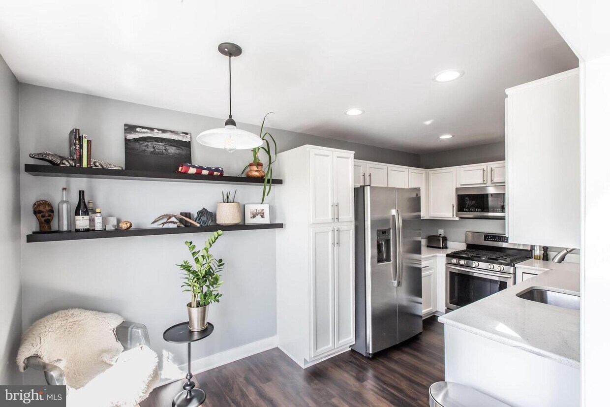 8201 Crossbrook Ct Unit 301, Lorton, VA 22079 Room for Rent in Lorton