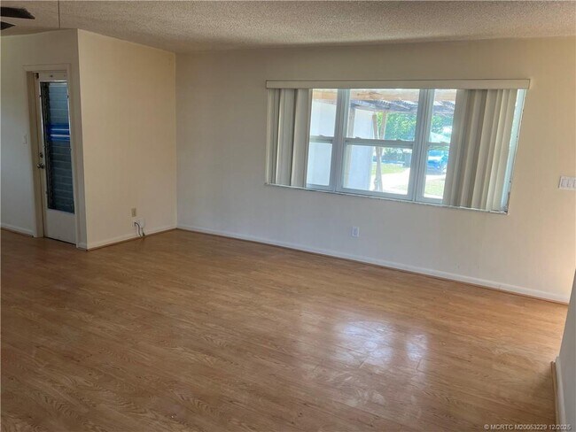 Building Photo - 1467 SE Andrews St