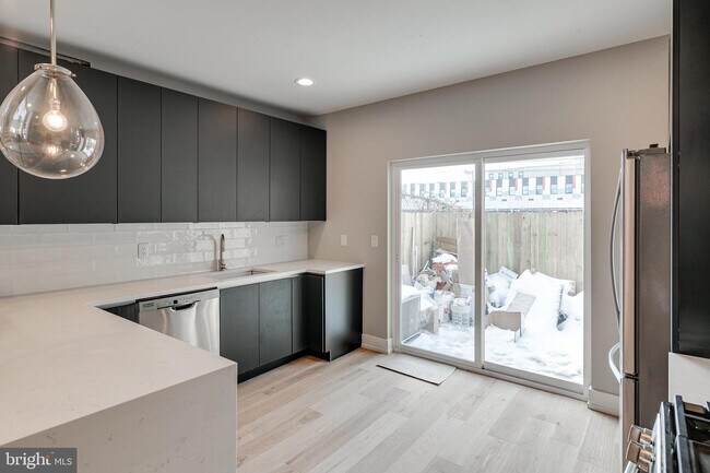 Foto del edificio - 1542 N Lawrence St
