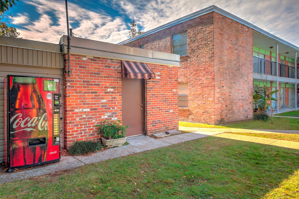 Primary Photo - Country Club Apartments