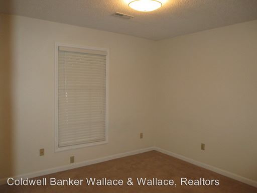 Building Photo - 8736 Shoreham Blvd