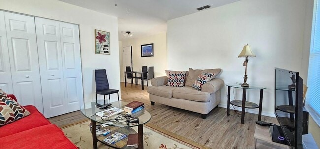 Building Photo - 323 Seminole Ct