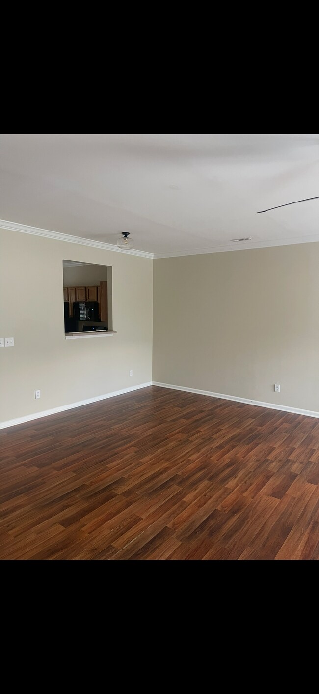 Foto del edificio - Room in Townhome on Reese Blvd W