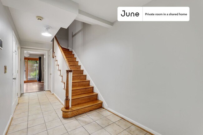 Foto del edificio - Room in Shared 7 bed/4 bath home in Southwest Waterfront