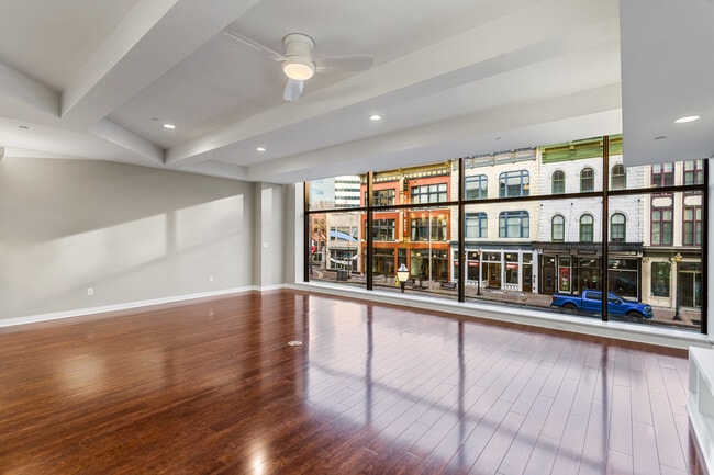 Peregrine 100-202 living/dining area - Peregrine 100