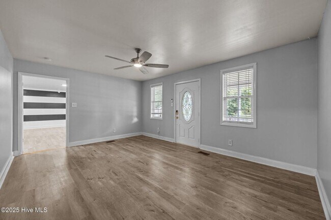 Foto del edificio - Spacious updated home in Jax - Pet Friendly - Great Location