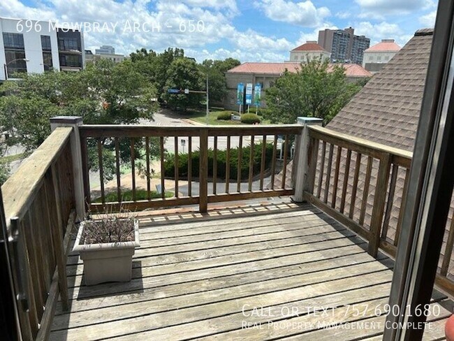 Building Photo - 1 bedroom, 1 bath, 960 SF apartment locate...