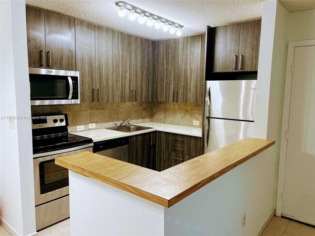Foto del edificio - 771 NE 199th St