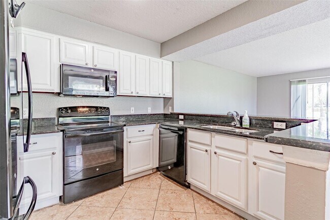 Building Photo - 13953 Fairway Island Dr