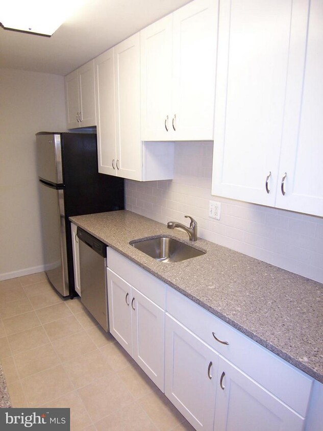Foto principal - 8229 Kings Charter Ln