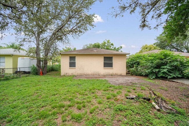 Foto del edificio - Charming 3-Bedroom Home with Spacious Yard...