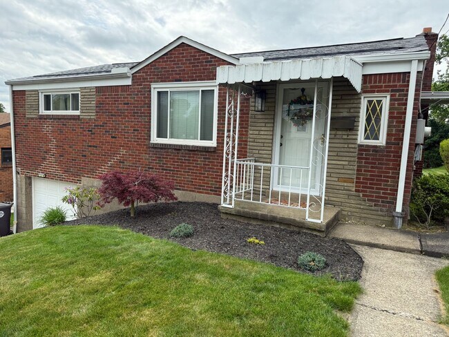 Foto del edificio - Move-In Ready 2BR Home on Quiet Residential Street in Baldwin/Whitehall!