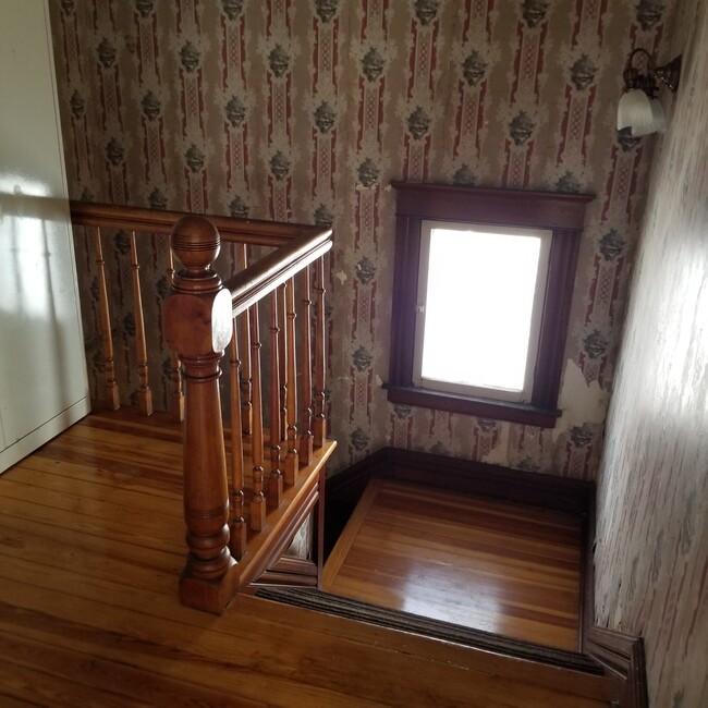 Front Hallway - 1428 Parkwood Blvd