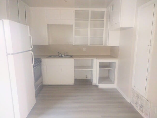 Building Photo - 508 Holiday Dr