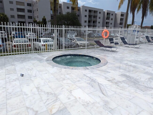Foto del edificio - 8185 NW 7th St