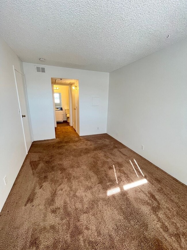 Building Photo - 1 Bedroom 1 Bathroom Condo unit Near Las V...