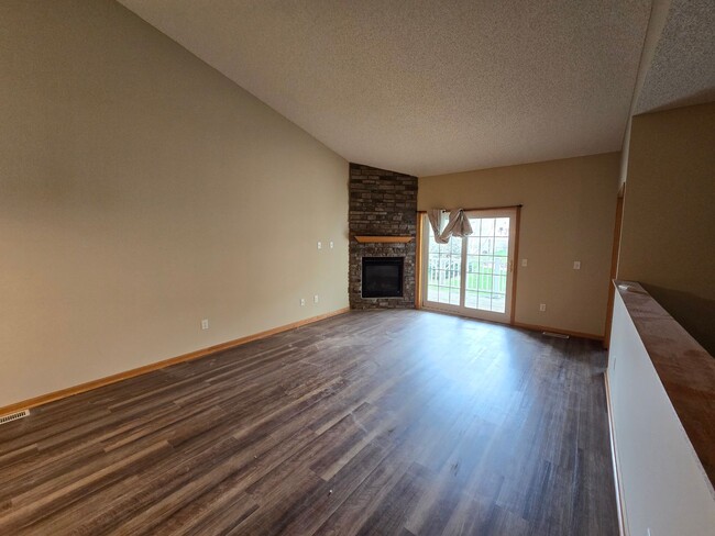 Building Photo - Remodeled Monticello MN Townhouse