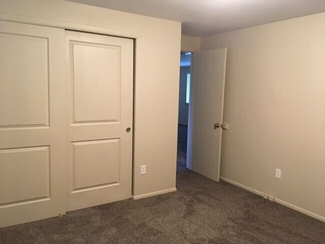 Building Photo - 2 Bdrm Lakewood Duplex