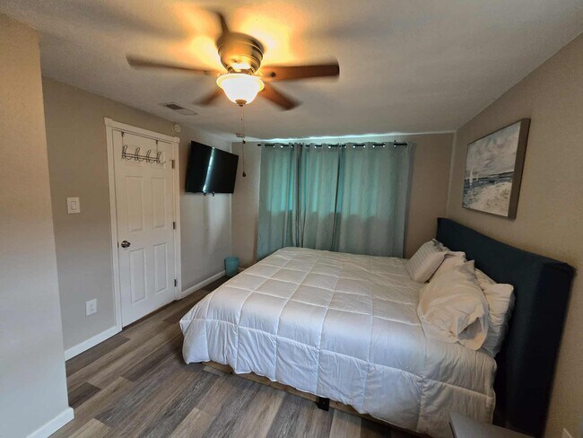 Dormitorio principal 1 con cama tamaño king - 2661 Magnolia Ave