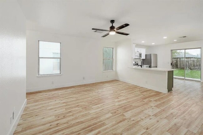 Foto del edificio - 16816 Jaron Dr