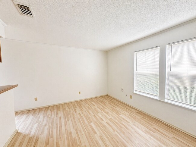 Foto del edificio - AVAILABLE NOW; APPLY ON OUR WEBSITE TODAY!!! - 1 MONTH FREE