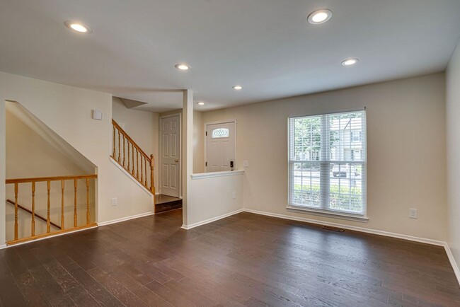 Building Photo - Lovely 3 Level Townhome