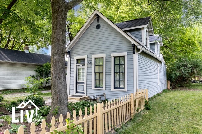 Photo - 1121 E 9th St House