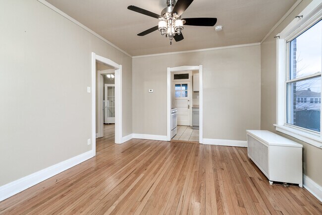 Foto del edificio - 5735 W Montrose Ave