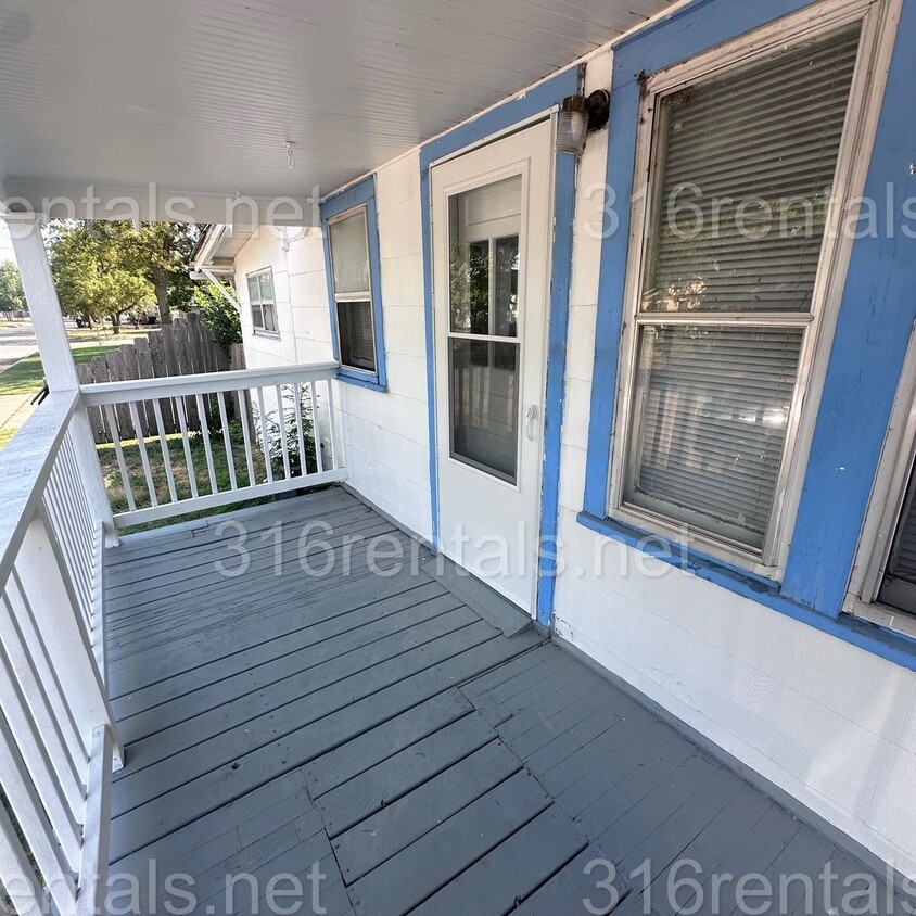 Building Photo - 611 N Custer St