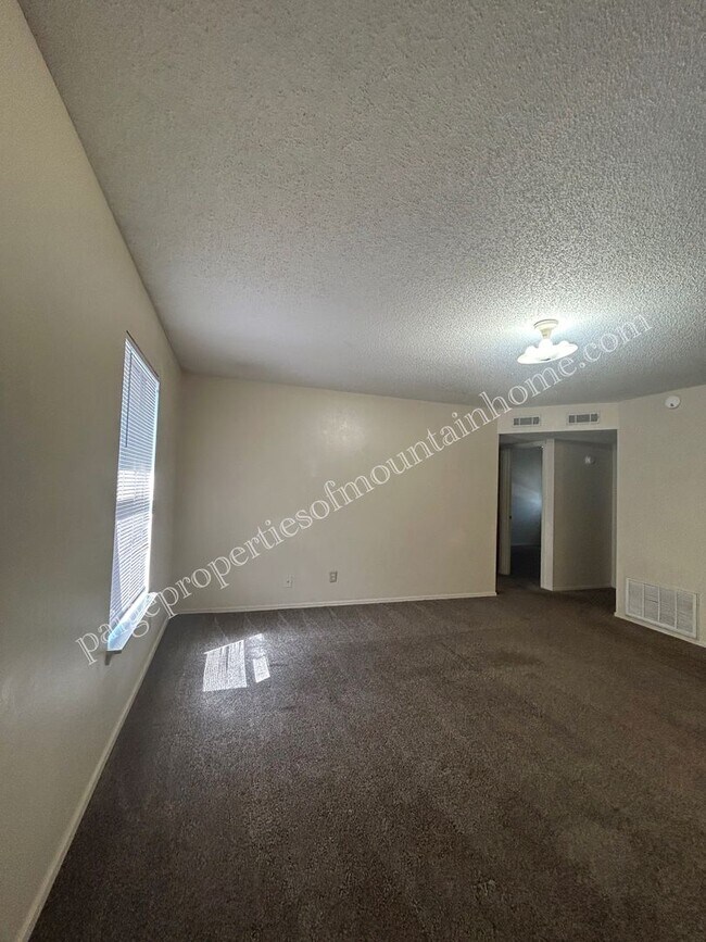 Foto del edificio - 241 Hillcrest Rd
