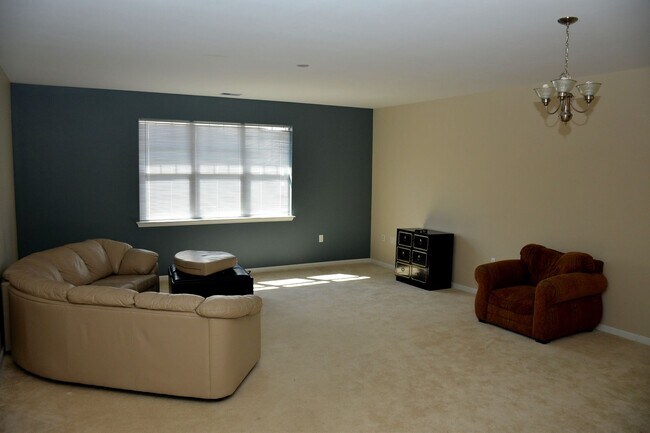 Building Photo - ENJOY CAREFREE LIVING AT IT'S BEST W/ PRIME LOCATION NEAR TOWN CENTER!!