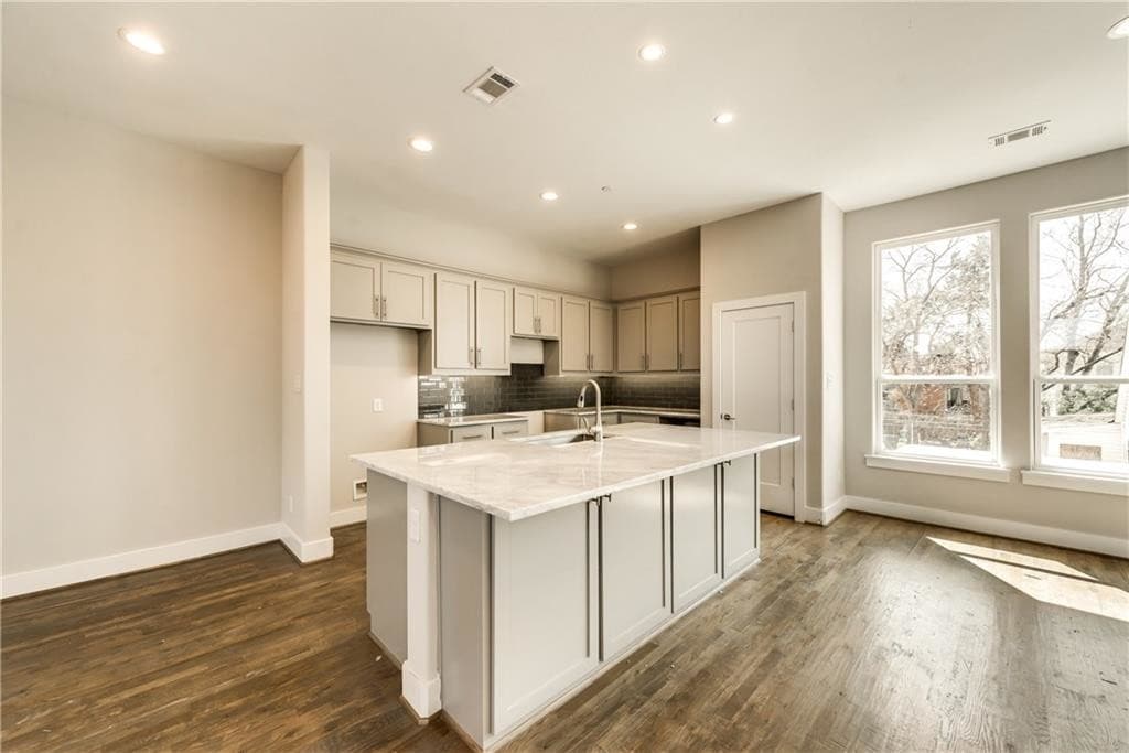 Kitchen - 4690 Monarch St
