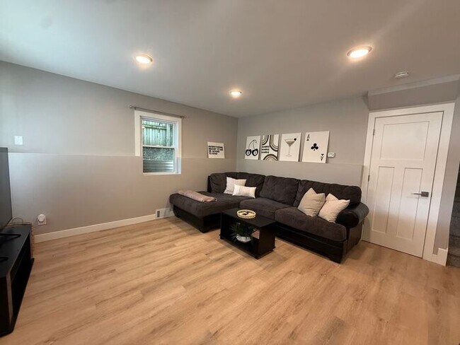 Foto del edificio - $1,750 | 3 Bedroom, 1 Bathroom | FULLY REMODELED | No Pets | Available for August 1st, 2026 Move in!