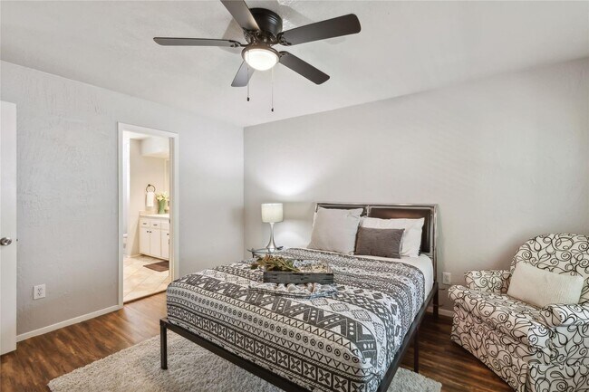 Building Photo - DAZZLING DUPLEX IN FORT WORTH!