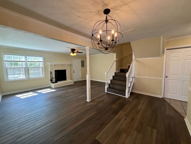 Foto del edificio - Introducing a newly renovated town-home "A...