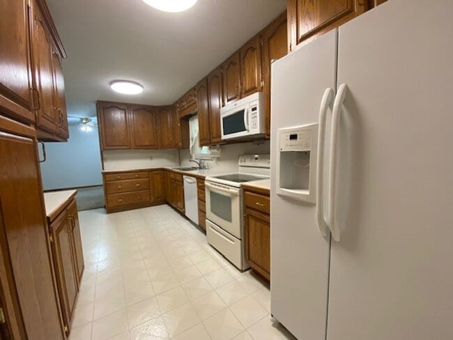 Building Photo - Introducing a charming 3 bedroom, 2 bathro...