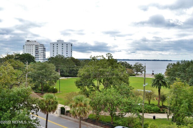 Foto del edificio - 1661 Riverside Ave