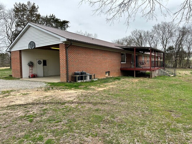 Building Photo - 5-Bedroom Close to Farmville in Quiet Sett...