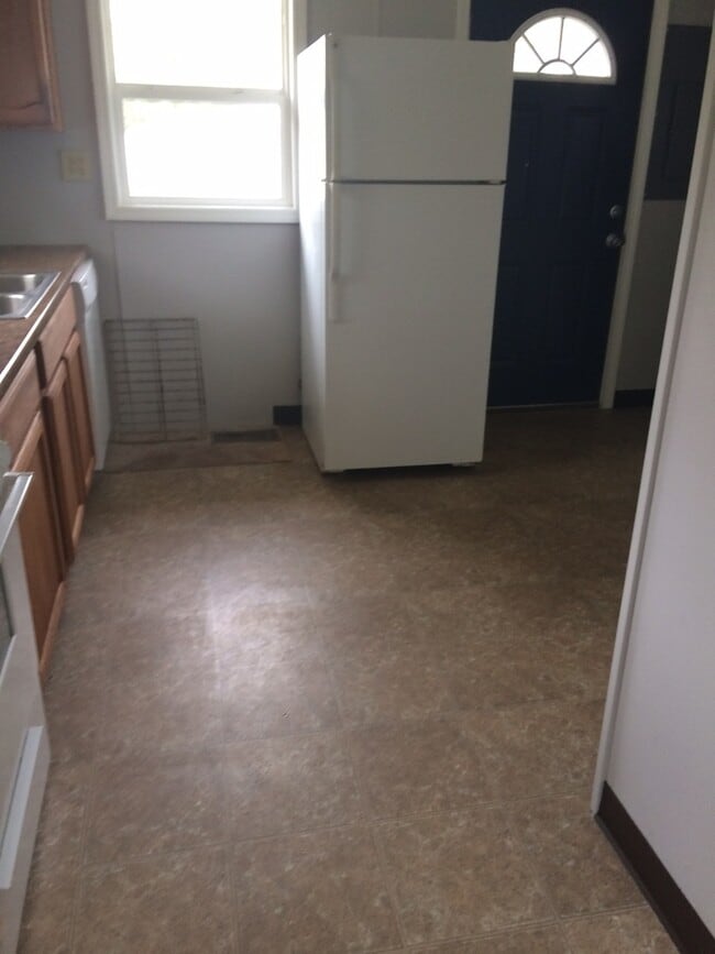 Building Photo - 3 Bedroom 1 bath