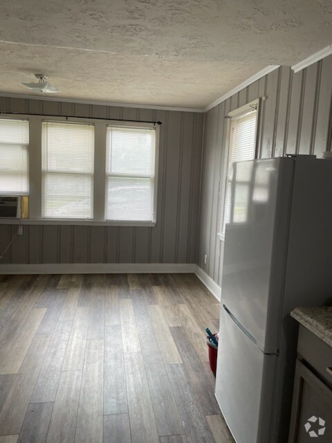 Building Photo - 401 Chautauqua Ave
