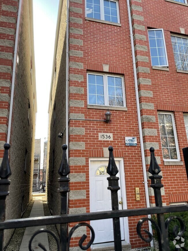 Building Photo - 1534 N Claremont Ave