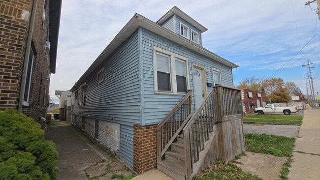 Building Photo - 2240 White Oak Ave