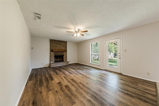 Foto del edificio - 7000 Whispering Oaks Dr