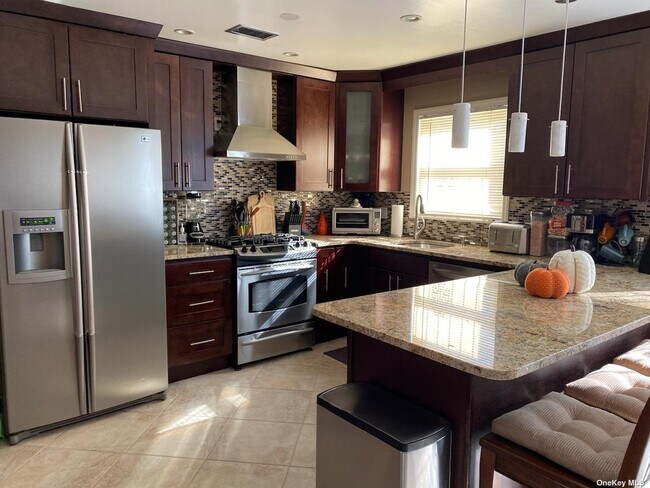 Foto del edificio - 63-83-83 Douglaston Pkwy