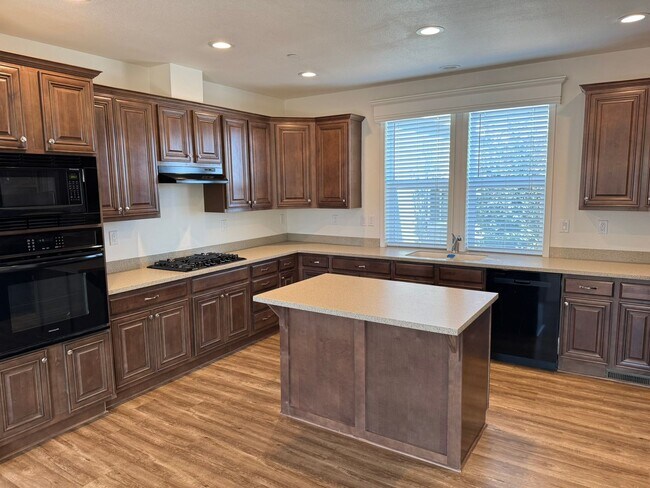 Building Photo - Fresh, Bright & Move-In Ready on Arrowhead...