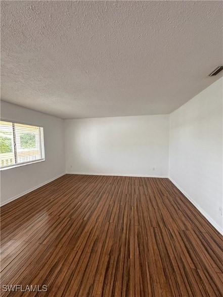 Foto del edificio - 4629 Bayshore Dr
